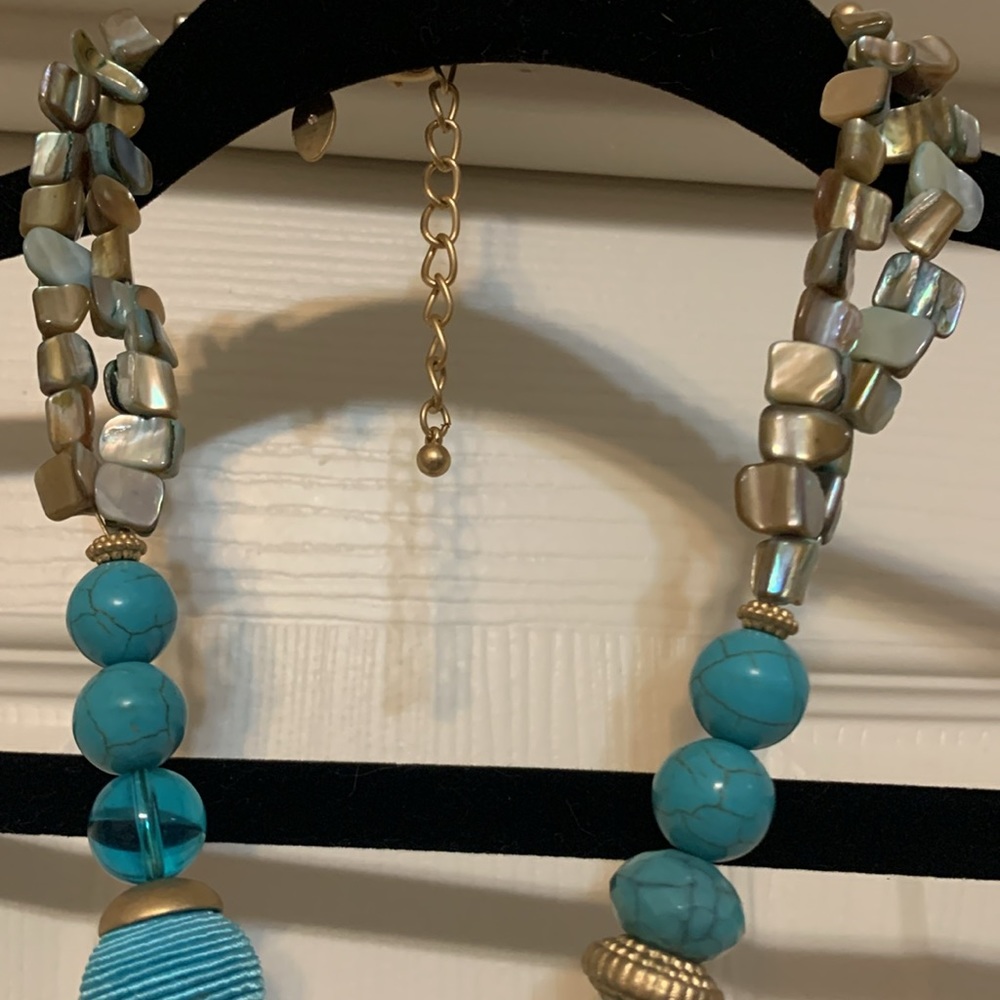 Beautiful turquoise and shell Chicos statement necklace - Picture 3 of 7